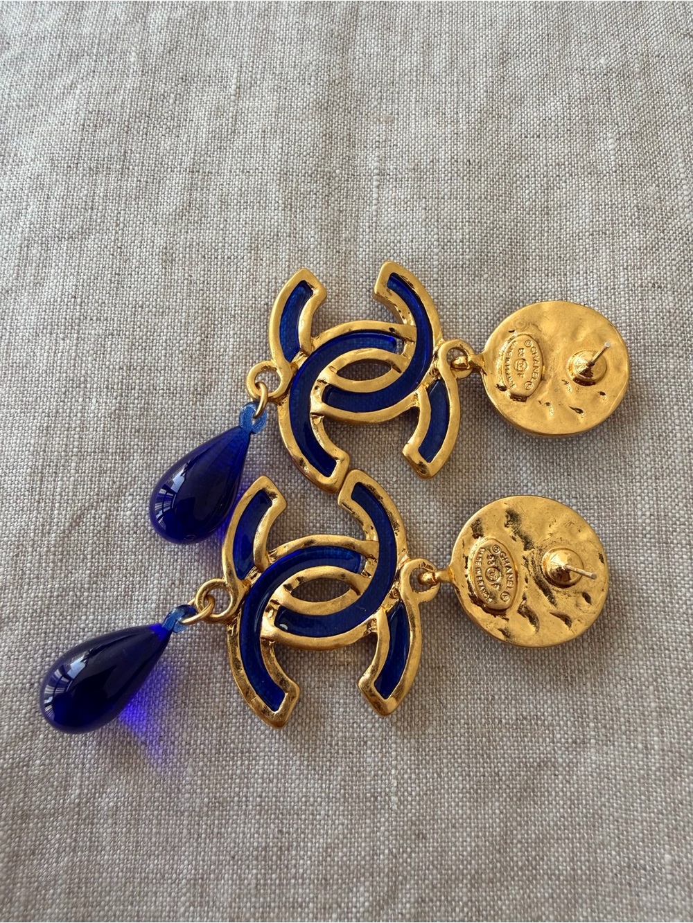 💙Vintage CHANEL Gold-Tone and Deep Blue CC Drop Earrings✨ - Picture 5 of 7